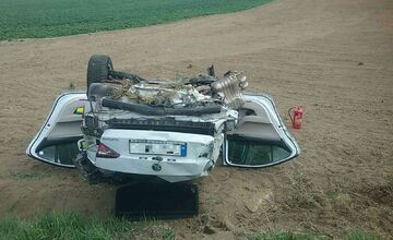 FOTO: Dopravná nehoda pri Trenčianskych Miticiach na čas zablokovala hlavnú cestu