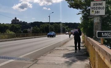 FOTO: Obyvateľov Trenčína rozhádala fotografia zo starého mosta 