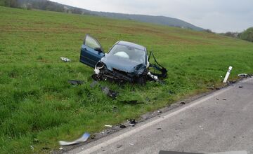 FOTO: Na ceste medzi Brezovou a Košariskami sa zrazili dve autá, viacerí skončili u lekára