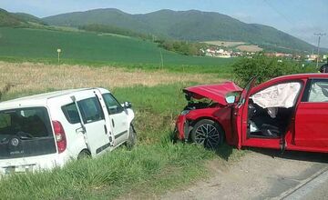 FOTO: Zrážka pri Kostolnej-Záriečí, záchranári zasahovali pri štyroch zranených
