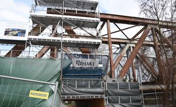 FOTO: Obyvatelia Trenčína prechádzajú na železničnom moste cez stavenisko, riskujú tým životy 