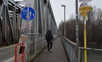 FOTO: Obyvatelia Trenčína prechádzajú na železničnom moste cez stavenisko, riskujú tým životy 