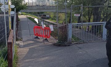 FOTO: Obyvatelia Trenčína prechádzajú na železničnom moste cez stavenisko, riskujú tým životy 