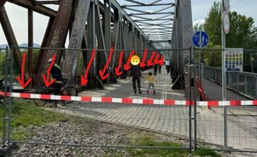 FOTO: Obyvatelia Trenčína prechádzajú na železničnom moste cez stavenisko, riskujú tým životy 