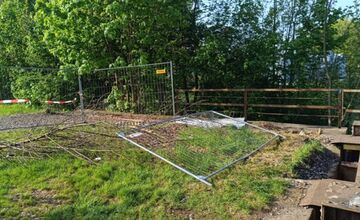 FOTO: Obyvatelia Trenčína prechádzajú na železničnom moste cez stavenisko, riskujú tým životy 