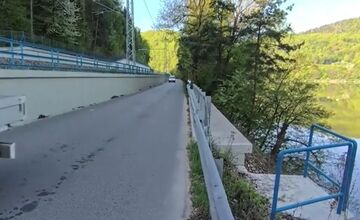 FOTO: Obyvatelia Milochova v Považskej Bystrici upozorňujú na nebezpečnú cestu 