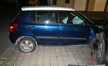 FOTO: Na Veľkonočný pondelok skončil v cele. Rozmlátil štyri autá a nafúkal vyše 2,5 promile