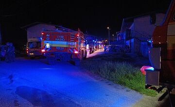 FOTO: Dráma uprostred noci v Novom Meste nad Váhom. Z horiaceho bytu evakuovali obyvateľov