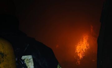 FOTO: Dráma uprostred noci v Novom Meste nad Váhom. Z horiaceho bytu evakuovali obyvateľov