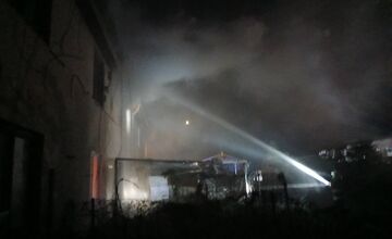 FOTO: Dráma uprostred noci v Novom Meste nad Váhom. Z horiaceho bytu evakuovali obyvateľov