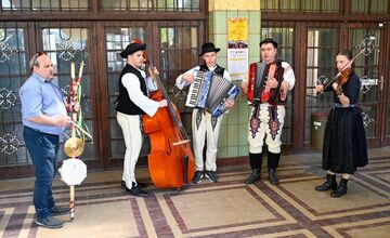 FOTO: Veľkonočnú električku sprevádzalo takmer tisíc cestujúcich