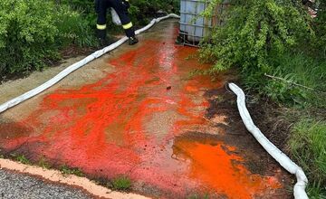 FOTO: Únik červenej látky na družstve v Nedožeroch-Brezanoch spôsobil mimoriadne zhoršenie kvality vôd