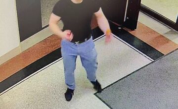 FOTO: Polícia v Trenčíne žiada o pomoc pri stotožnení mladého muža