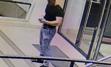 FOTO: Polícia v Trenčíne žiada o pomoc pri stotožnení mladého muža