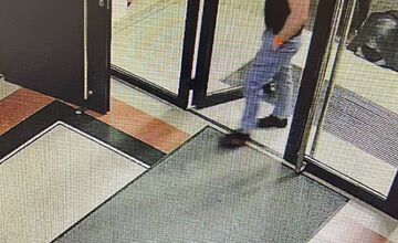 FOTO: Polícia v Trenčíne žiada o pomoc pri stotožnení mladého muža