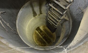 FOTO: Muž z Prievidze zavrel šteňa do betónovej šachty a nechal ho tam napospas, hrozí mu väzenie