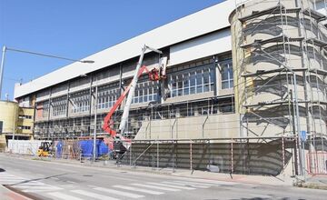 FOTO: Rekonštrukcia za 8,5 milióna mení tvár trenčianskeho zimného štadióna