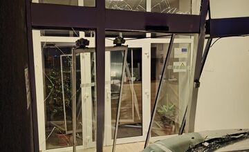 FOTO: Zdrogovaný muž zdemoloval dvere policajnej budovy v Prievidzi