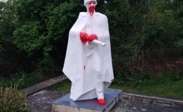 FOTO: Hanlivý nápis a červená farba na soche padlého vojaka v Novej Bošáci. Polícia pátra po vandalovi