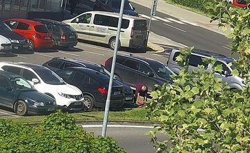 FOTO: Za nezaplatené parkovné dostal papuču, tú si svojpomocne zložil a odišiel. Mužovi z Partizánskeho hrozí väzenie
