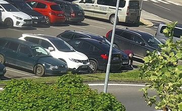 FOTO: Za nezaplatené parkovné dostal papuču, tú si svojpomocne zložil a odišiel. Mužovi z Partizánskeho hrozí väzenie