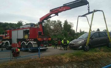 FOTO: Hasiči z Bánoviec nad Bebravou vyťahovali auto z potoka 