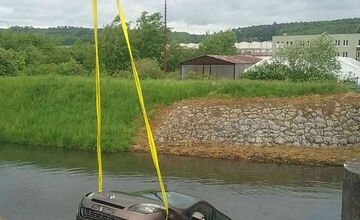 FOTO: Hasiči z Bánoviec nad Bebravou vyťahovali auto z potoka 
