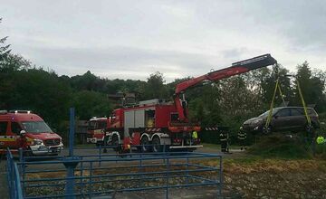 FOTO: Hasiči z Bánoviec nad Bebravou vyťahovali auto z potoka 