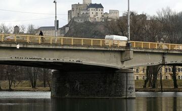 FOTO: Obyvatelia Trenčína sa opravy starého mostu len tak rýchlo nedočkajú 