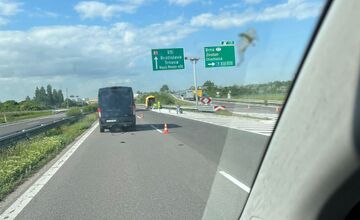 FOTO: Dopravné obmedzenie na D1 pri Trenčíne, cestári opravujú úsek smerom na Česko