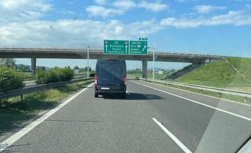 FOTO: Dopravné obmedzenie na D1 pri Trenčíne, cestári opravujú úsek smerom na Česko