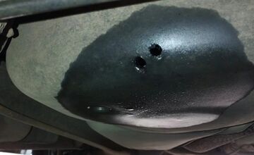 FOTO: Zlodeji na Považí nechávajú za sebou spúšť, prepichnú a vyprázdnia nádrž auta 