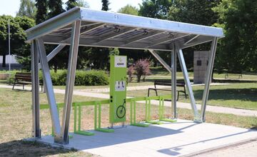 FOTO: Dubnica nad Váhom rieši problém s odstavenými bicyklami na zelených plochách 