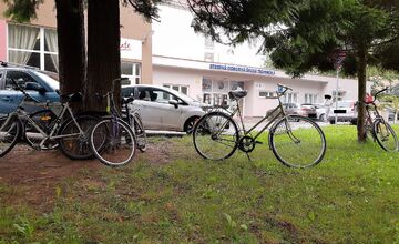 FOTO: Dubnica nad Váhom rieši problém s odstavenými bicyklami na zelených plochách 