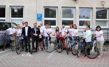 FOTO: Dubnica nad Váhom rieši problém s odstavenými bicyklami na zelených plochách 