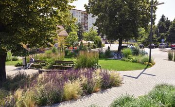 FOTO: Dubnica nad Váhom rieši problém s odstavenými bicyklami na zelených plochách 