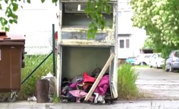 FOTO: V Považskej Bystrici vykrádajú a poškodzujú zberné kontajnery na textil vandali 