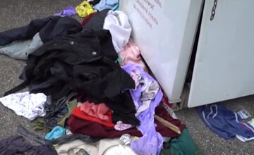 FOTO: V Považskej Bystrici vykrádajú a poškodzujú zberné kontajnery na textil vandali 