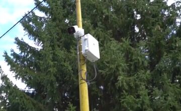 FOTO: V Považskej Bystrici vykrádajú a poškodzujú zberné kontajnery na textil vandali 