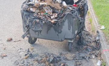 FOTO: Cintorínový podpaľač si vyhliadol miestne kontajnery, niekoľkokrát ich podpálil, raz začal horieť aj dom smútku