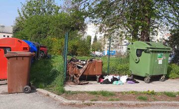 FOTO: Cintorínový podpaľač si vyhliadol miestne kontajnery, niekoľkokrát ich podpálil, raz začal horieť aj dom smútku