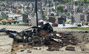 FOTO: Cintorínový podpaľač si vyhliadol miestne kontajnery, niekoľkokrát ich podpálil, raz začal horieť aj dom smútku