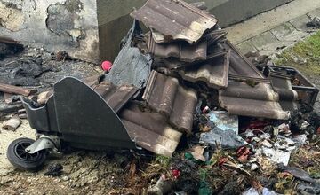 FOTO: Cintorínový podpaľač si vyhliadol miestne kontajnery, niekoľkokrát ich podpálil, raz začal horieť aj dom smútku