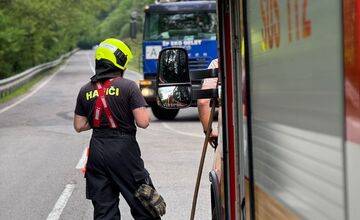 FOTO: Cestu pri Kľačne zablokoval prevrátený nákladiak plný šrotu