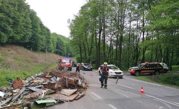 FOTO: Cestu pri Kľačne zablokoval prevrátený nákladiak plný šrotu