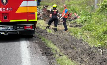 FOTO: Cestu pri Kľačne zablokoval prevrátený nákladiak plný šrotu