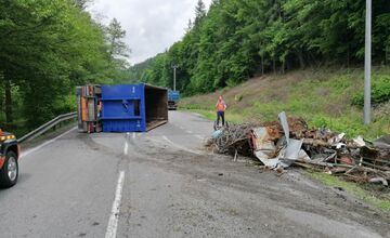 FOTO: Cestu pri Kľačne zablokoval prevrátený nákladiak plný šrotu