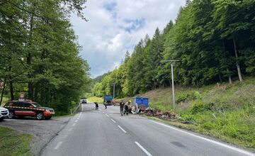 FOTO: Cestu pri Kľačne zablokoval prevrátený nákladiak plný šrotu