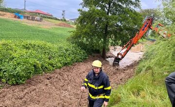FOTO: Prudký lejak spôsobil v Pečeňanoch ťažkosti