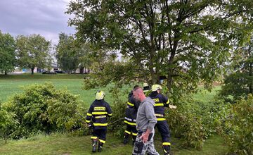 FOTO: Prudký lejak spôsobil v Pečeňanoch ťažkosti